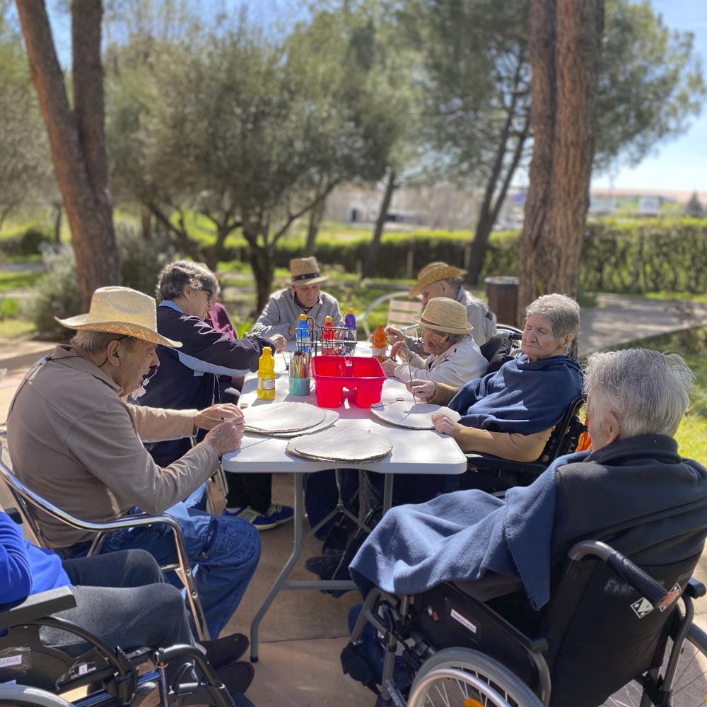 Actividades exteriores en residencia de ancianos en Guadalajara